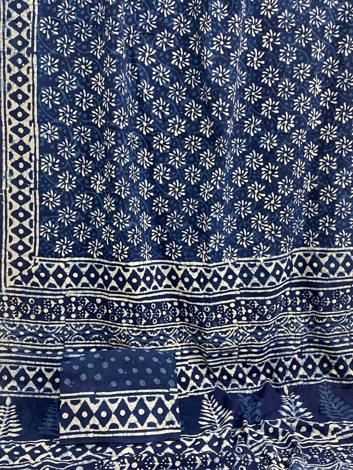 GHAD KI 2 KAAM CHOTI CHAKRI  BUTTI  INDIGO BASE WITH SINGLE KATLI BORDER HAND BLOCK PRINT