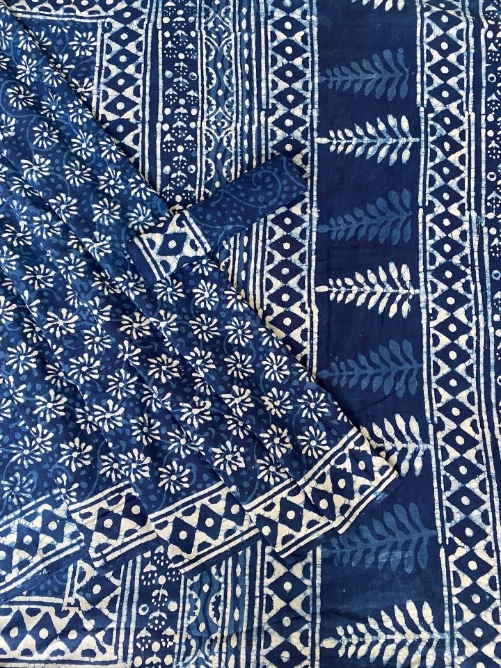 GHAD KI 2 KAAM CHOTI CHAKRI  BUTTI  INDIGO BASE WITH SINGLE KATLI BORDER HAND BLOCK PRINT