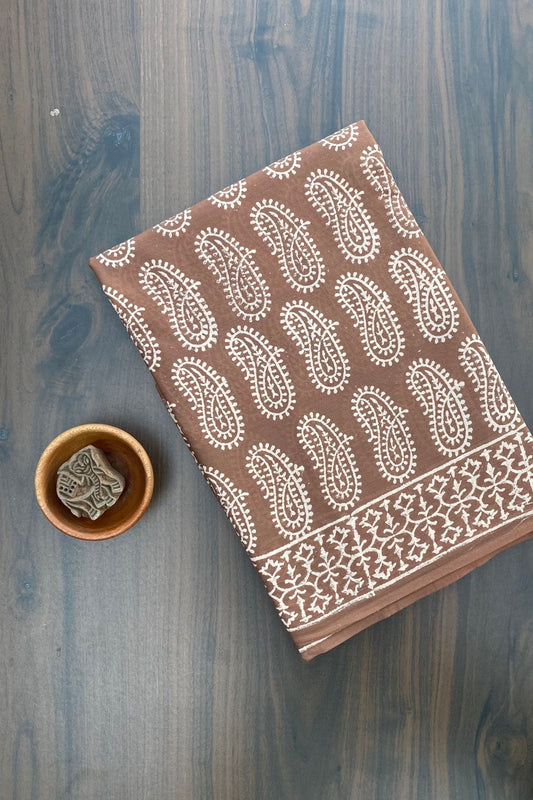 Keri Jaal Straight Butti Brown Mud Dabu Hand Block Print Saree