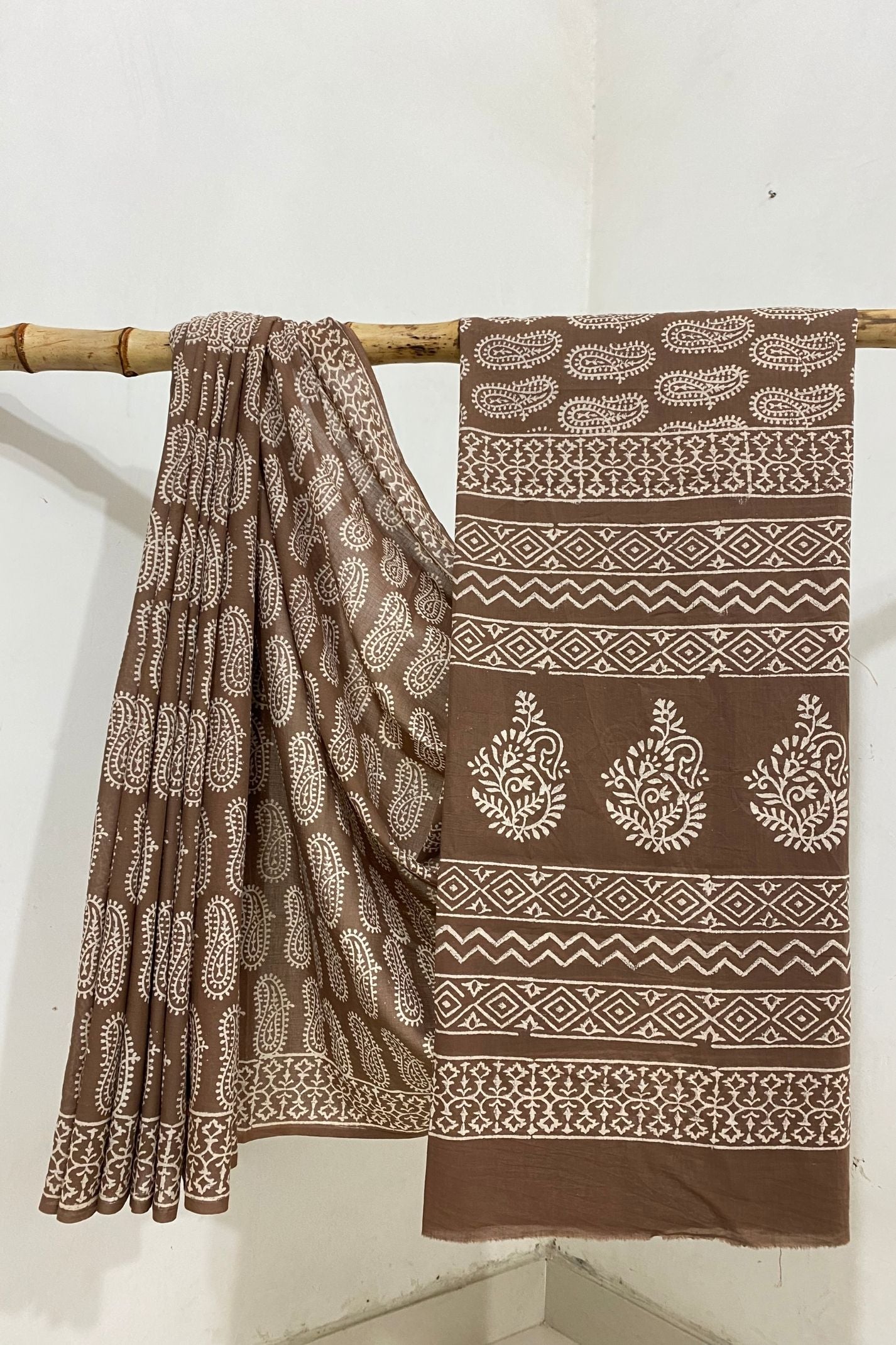 Keri Jaal Straight Butti Brown Mud Dabu Hand Block Print Saree