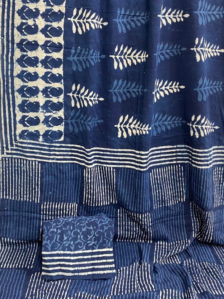 1 Kaam Keri Jaal Crismte  Motif Mud Dabu Indigo Base With Single Silli Border Off White Hand Block Print