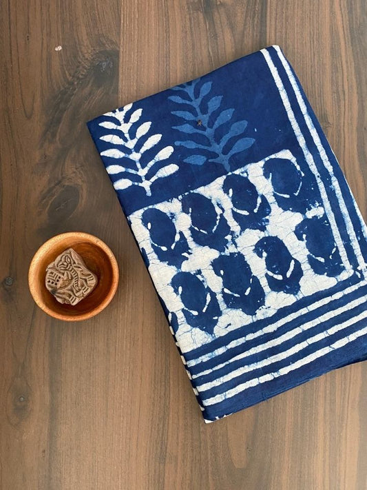 1 Kaam Keri Jaal Crismte  Motif Mud Dabu Indigo Base With Single Silli Border Off White Hand Block Print